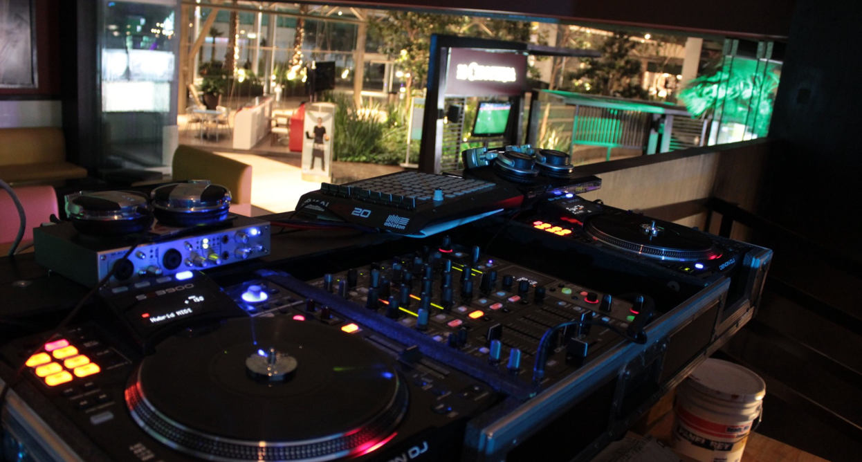 Renta de equipo de audio, iluminación y mobiliario para eventos de activacion BTL empresarial, Ideal para activaciones de marca, lanzamiento de producto y campañas publicitarias.