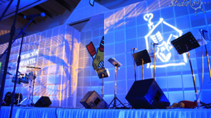Escenario con mamparas e iluminacion para musicos Studio 89 eventos