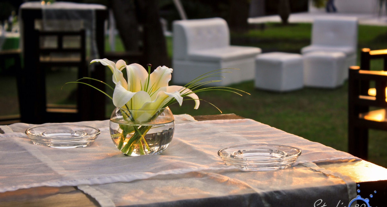 Renta periquera de madera Studio 89 eventos