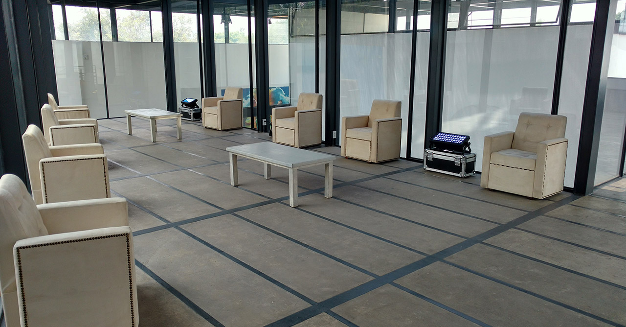 Renta de periqueras y salas lounge para eventos exclusivos.